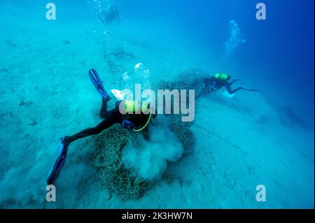 Nettoyage des filets rejetés du fond de la mer, zone de protection marine de Bozburun, Marmaris Turquie. Banque D'Images