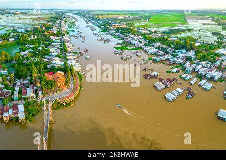 Village flottant le long de la rivière Hau sur la frontière du Vietnam, vue aérienne. Le bassin de la rivière contient beaucoup de fruits de mer et d'alluvium pour l'agriculture Banque D'Images