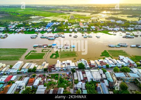 Village flottant le long de la rivière Hau sur la frontière du Vietnam, vue aérienne. Le bassin de la rivière contient beaucoup de fruits de mer et d'alluvium pour l'agriculture Banque D'Images