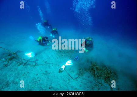 Nettoyage des filets rejetés du fond de la mer, zone de protection marine de Bozburun, Marmaris Turquie. Banque D'Images