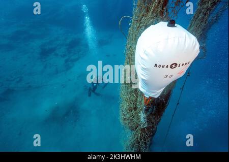 Nettoyage des filets rejetés du fond de la mer, zone de protection marine de Bozburun, Marmaris Turquie. Banque D'Images