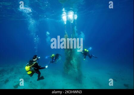 Nettoyage des filets rejetés du fond de la mer, zone de protection marine de Bozburun, Marmaris Turquie. Banque D'Images