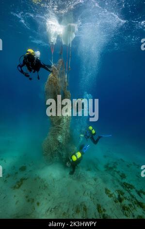 Nettoyage des filets rejetés du fond de la mer, zone de protection marine de Bozburun, Marmaris Turquie. Banque D'Images