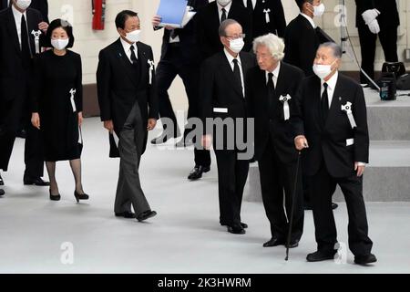 Tokyo, Japon. 27th septembre 2022. Les anciens premiers ministres du Japon Yoshiro Mori, à droite, Junichiro Koizumi, Yasuo Fukuda et Taro Aso arrivent aux funérailles d'État de l'ancien premier ministre du Japon, Shinzo Abe, le mardi 27 septembre 2022, à Nippon Budokan, à Tokyo. (Image de crédit: © POOL via ZUMA Press Wire) Banque D'Images