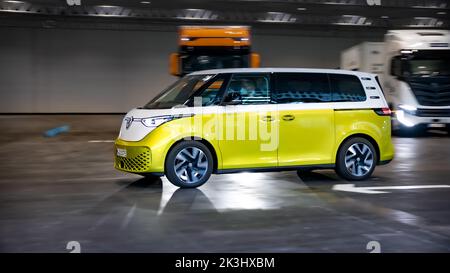 Nouvelle fourgonnette électrique Volkswagen ID Buzz au salon de l'automobile IAA de Hanovre. Allemagne - 20 septembre 2022 Banque D'Images