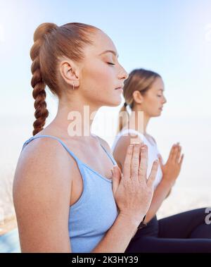 Méditation, les femmes et le yoga de bien-être par des amis faisant de l'exercice zen dans la nature, la paix et l'entraînement d'équilibre. Fitness, santé et détente par les filles dans le yoga Banque D'Images