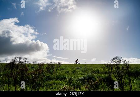 Brighton UK 27th septembre 2022 - Un cycliste bénéficie d'un matin d'automne ensoleillé mais frais le long de South Downs Way à Devils Dyke, juste au nord de Brighton . : Crédit Simon Dack / Alamy Live News Banque D'Images