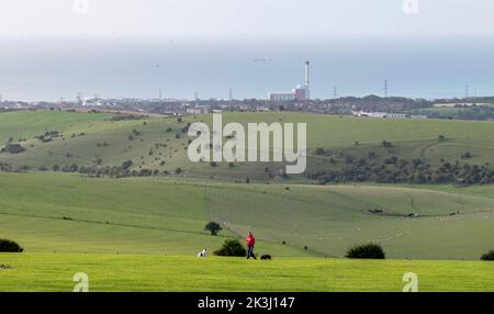 Brighton UK 27th septembre 2022 - Walkers Profitez d'une matinée d'automne ensoleillée mais fraîche le long de South Downs Way à Devils Dyke, juste au nord de Brighton . : Crédit Simon Dack / Alamy Live News Banque D'Images