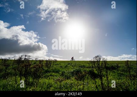 Brighton UK 27th septembre 2022 - Un cycliste bénéficie d'un matin d'automne ensoleillé mais frais le long de South Downs Way à Devils Dyke, juste au nord de Brighton . : Crédit Simon Dack / Alamy Live News Banque D'Images