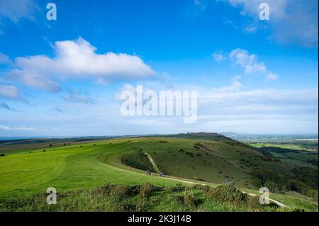 Brighton UK 27th septembre 2022 - Walkers Profitez d'une matinée d'automne ensoleillée mais fraîche le long de South Downs Way à Devils Dyke, juste au nord de Brighton . : Crédit Simon Dack / Alamy Live News Banque D'Images