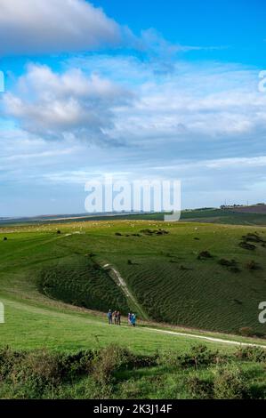 Brighton UK 27th septembre 2022 - Walkers Profitez d'une matinée d'automne ensoleillée mais fraîche le long de South Downs Way à Devils Dyke, juste au nord de Brighton . : Crédit Simon Dack / Alamy Live News Banque D'Images