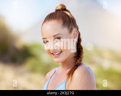 Femme, fitness et environnement naturel pour l'entraînement, l'entraînement et l'exercice dans la campagne australienne. Portrait, sourire et entraîneur personnel heureux ou Banque D'Images