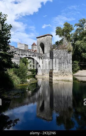 Sauveterre-de-Bearn, pont de la Legende sur le Gave d'Oloron (Camino de Santiago) Banque D'Images