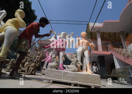 New Delhi, Delhi, Inde. 27th septembre 2022. Le sculpteur su Kumar Paul et son équipe d'artistes à l'est de Delhi Kali Mandir, créent et finalisent les idoles de Durga pour le prochain Festival de Durga Puja, dans la colonie de jhilmil à l'est de delhi, le mardi (Credit image: © Ravi Batra/ZUMA Press Wire) Banque D'Images