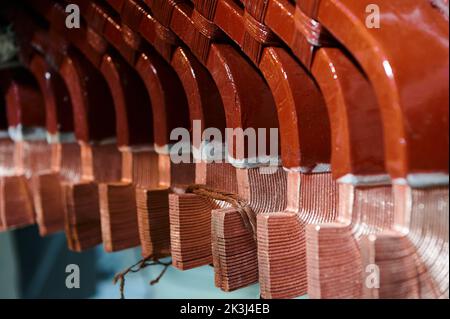 Groupe de détails métalliques colorés du moteur électrique à l'usine Banque D'Images
