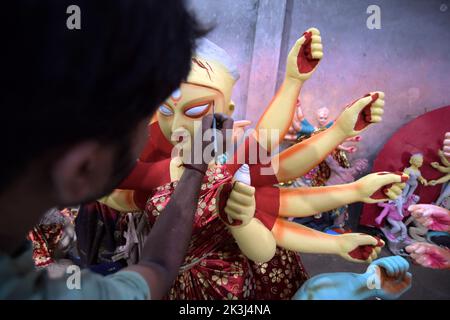 New Delhi, Delhi, Inde. 27th septembre 2022. Le sculpteur su Kumar Paul et son équipe d'artistes à l'est de Delhi Kali Mandir, créent et finalisent les idoles de Durga pour le prochain Festival de Durga Puja, dans la colonie de jhilmil à l'est de delhi, le mardi (Credit image: © Ravi Batra/ZUMA Press Wire) Banque D'Images