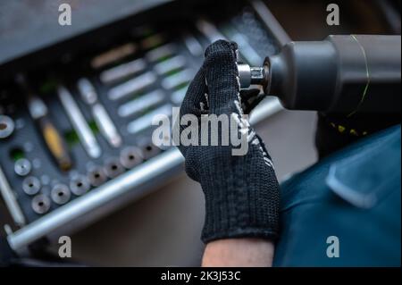 Un technicien de réparation expérimenté prépare un outil de travail Banque D'Images