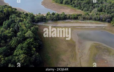 Vue sur le réservoir d'Ardingly dans l'ouest du Sussex, qui se trouve actuellement à 30% de sa capacité normale qui possédaient et gérait par South East Water, dont les clients sont toujours limités dans leur utilisation de l'eau malgré les précipitations dans les semaines qui ont suivi l'introduction de l'interdiction de l'pipe-pipe à eau sur 12 août. Date de la photo: Mardi 27 septembre 2022. Banque D'Images