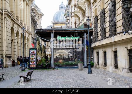 Bucarest, Roumanie, 7 novembre 2021 : restaurant traditionnel roumain Carul cu Bere sur la rue Lipscani (Strada Lipscani) dans le centre historique (cent Banque D'Images