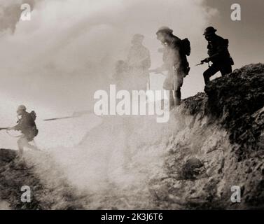 Les soldats britanniques avancent sous couvert de gaz et de fumée tout en faisant une pause dans les lignes allemandes jusqu'à serre et Thiepval en septembre 1916. La bataille de Thiepval Ridge a été la première grande offensive de l'Armée de réserve sous la direction du lieutenant-général Hubert Gough, pendant la bataille de la somme sur le front occidental pendant la première Guerre mondiale. Banque D'Images