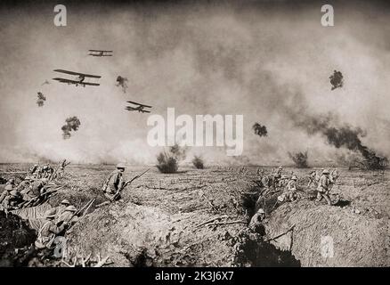 Les soldats avançant pendant la troisième bataille d'Ypres en 1917 avec des combattants biplan au-dessus. Une photographie composite de Frank Hurley (1885-1962), photographe australien. Banque D'Images