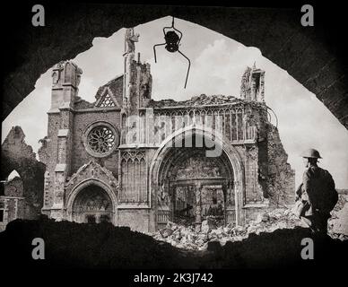 Un soldat arpentage une église en ruines pendant la troisième bataille d'Ypres en 1917. Photographie de Frank Hurley (1885 1962) un photographe australien. Banque D'Images