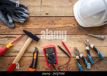 Composition de pose à plat avec outils et accessoires d'électricien. Banque D'Images