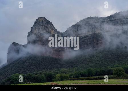 Brouillard dans le réservoir de Sau et les falaises de Tavertet, dans la région de Collsacabra (Osona, Barcelone, Catalogne, Espagne) ESP: Nieblas en el embalse de Sau Banque D'Images