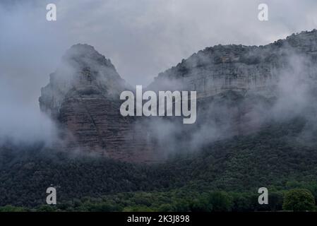 Brouillard dans le réservoir de Sau et les falaises de Tavertet, dans la région de Collsacabra (Osona, Barcelone, Catalogne, Espagne) ESP: Nieblas en el embalse de Sau Banque D'Images