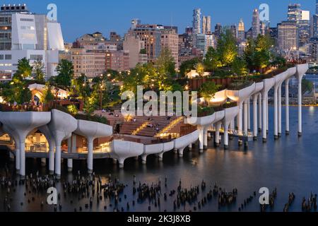 New York, parc public de Little Island en soirée. Parc surélevé avec amphithéâtre au Hudson River Park (Pier 55), West Village, Manhattan Banque D'Images