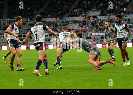 Dacia Magic Weekend, St James Park Newcastle, Super League Rugby 2021, joueur de Catalan Dragons s'attaque au joueur de St Helens. ROYAUME-UNI Banque D'Images