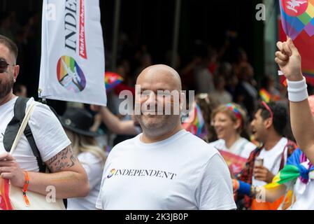 Londres, Royaume-Uni, samedi 2 juillet 2022. L'indépendant dans le défilé officiel de la fierté. A.Bennett Banque D'Images