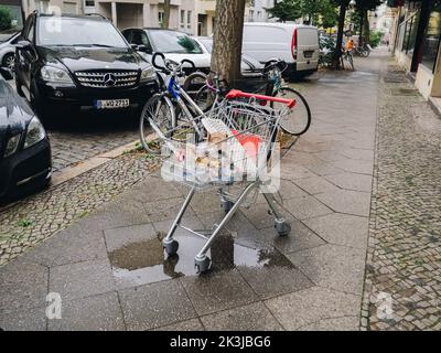 un panier abandonné dans la rue Banque D'Images