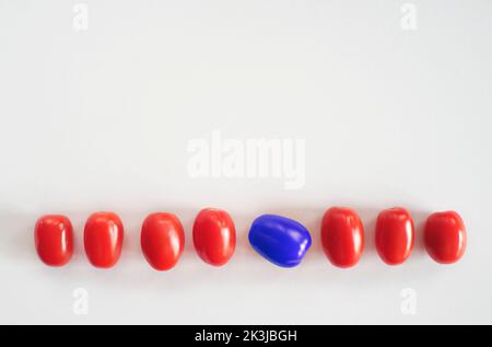 Métaphore d'affaires,solution,innovation,idée,conseil, rangée de tomates avec une couleur bleue, plat, bon espace de copie Banque D'Images