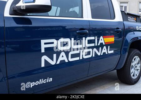 La Coruna, Espagne; 23 septembre 2022: Signe Policia Nacional sur le côté du véhicule du corps de police national espagnol. Policia nacional est la civ nationale Banque D'Images