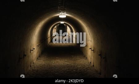 Vue de la première personne en marchant dans le tunnel militaire dans le donjon. Structure défensive, casemates. Abri à la bombe pendant la guerre. Copier l'espace pour le texte Banque D'Images