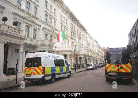 Londres, Royaume-Uni. 27th septembre 2022. Un garde de police a endommagé l'ambassade iranienne à Londres après de violentes manifestations. Crédit : Brian Minkoff/Alamy Live News Banque D'Images