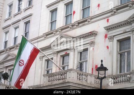 Londres, Royaume-Uni. 27th septembre 2022. Un garde de police a endommagé l'ambassade iranienne à Londres après de violentes manifestations. Crédit : Brian Minkoff/Alamy Live News Banque D'Images