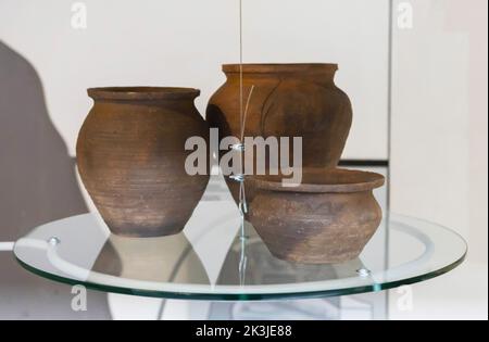 Trois pots d'argile exposés au musée, gros plan, exposition Banque D'Images