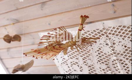 un oiseau en paille suspendu sur un fil. Fait à la main, traditionnel. Gros plan Banque D'Images