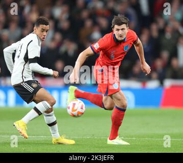 LONDRES ANGLETERRE - SEPTEMBRE 26 : L-R Jamal Musiala (Bayern Munich) d'Allemagne et Harry Maguire (Man Utd) d'Angleterre pendant la Ligue des Nations de l'UEFA - Groupe Banque D'Images