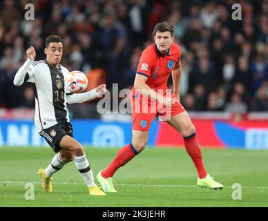 LONDRES ANGLETERRE - SEPTEMBRE 26 : L-R Jamal Musiala (Bayern Munich) d'Allemagne et Harry Maguire (Man Utd) d'Angleterre pendant la Ligue des Nations de l'UEFA - Groupe Banque D'Images