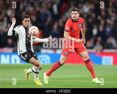 LONDRES ANGLETERRE - SEPTEMBRE 26 : L-R Jamal Musiala (Bayern Munich) d'Allemagne et Harry Maguire (Man Utd) d'Angleterre pendant la Ligue des Nations de l'UEFA - Groupe Banque D'Images