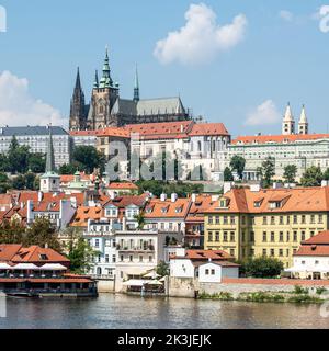 Prague - République tchèque - 08 01 2020 vue panoramique sur la vieille ville et le fleuve Moldau, depuis le pont Charles Banque D'Images