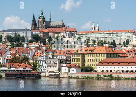 Prague - République tchèque - 08 01 2020 vue panoramique sur la vieille ville et le fleuve Moldau, depuis le pont Charles Banque D'Images