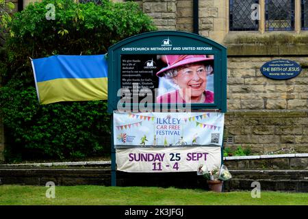 La mort de la reine (émouvante photo de tableau d'affichage en couleur, en souvenir de la commémoration de ses respects envers Elizabeth 2) Ilkley Yorkshire Angleterre Royaume-Uni. Banque D'Images