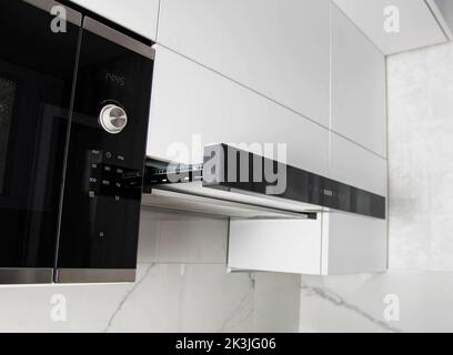 Appareils électroménagers modernes. Hotte télescopique rétractable noire dans la cuisine. Ventilation constante Banque D'Images