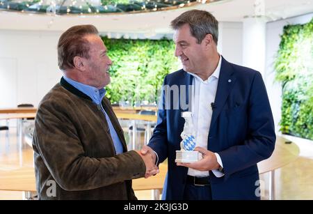 Munich, Allemagne. 27th septembre 2022. Markus Söder (r, CSU), ministre-président de la Bavière, décerne à Arnold Schwarzenegger, acteur et ancien gouverneur de Californie, le Blue Panther (Prix du film bavarois). Credit: Sven Hoppe/dpa/Alay Live News Banque D'Images