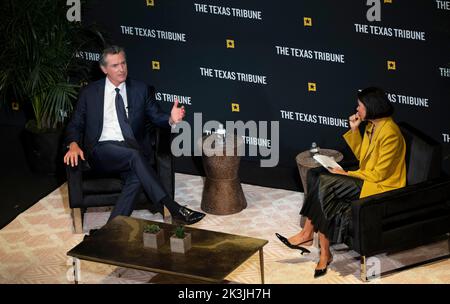 Austin Texas États-Unis, 24 septembre 2022: Le journaliste de la MSNBC, Alex Wagner (à droite) écoute le gouverneur démocrate de Californie, GAVIN NEWSOM, lors d'une séance d'interview au festival annuel de Tribune du Texas, dans le centre-ville d'Austin. Newsom, un ancien maire de San Francisco, est mentionné comme candidat à la présidence des États-Unis en 2024. Banque D'Images