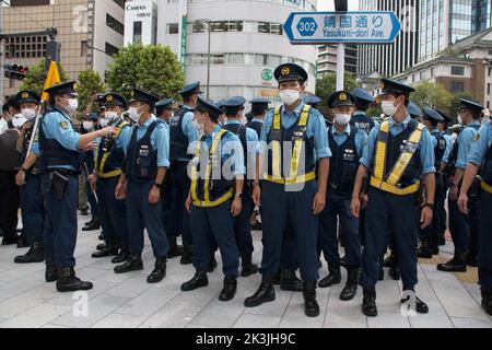 Tokyo, Japon. 27th septembre 2022. Des membres de la police métropolitaine de Tokyo gardent la garde autour du Nippon Budokan lors des funérailles d'État de feu l'ancien Premier ministre japonais Shinzo Abe à Tokyo, au Japon, mardi, 27 septembre 2022. Photo par Keizo Mori/UPI crédit: UPI/Alay Live News Banque D'Images